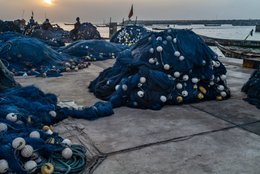 Accra;-Ghana;-Jamestown;-fishing-harbour;-fishing-nets;-floats;-blue;-quay;-concrete;-sunrise;-artisanal-fishing;-fishing-community;-Gulf-of-Guinea;-West-Africa;-historic-district;-daily-life;-documentary-photography;-Kaleidos;-Kaleidos-images;-La-parole-à-limage;-Stories-Pictures;-Tarek-Charara